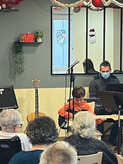 Une image contenant habits, intérieur, personne, mur
Le contenu généré par l’IA peut être incorrect.